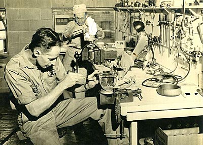 O. F. Christner in seiner Werkstatt (1952)
